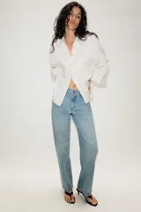 Jeans de tiro alto con diseño de cinco bolsillos y pernera recta. Presenta una raya planchada a lo largo de la pierna y cierre frontal con cremallera y botón.