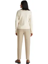 Sweater de lana Tommy Hilfiger con cuello en V, mangas largas y terminaciones con dobladillos enrollados. Presenta el logo de la marca bordado en el pecho.