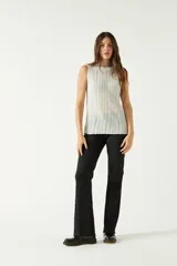 Musculosa de punto con textura acanalada, de corte recto y cuello redondo. Presenta un acabado ligeramente brillante y un diseño sin mangas.