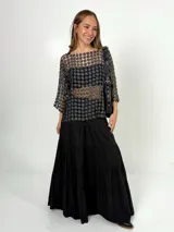 Falda larga de algodón color negro, con corte campesino y diseño escalonado.