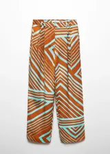 Pantalón de tiro medio con diseño recto y fluido, confeccionado en tejido satinado con estampado geométrico en tonos marrón y turquesa. Cuenta con cierre oculto de botón, gancho y cremallera, trabillas para cinturón, pinzas delanteras y dos bolsillos laterales.