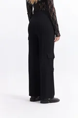 Pantalón cargo de tiro alto, color marrón, con pierna ancha y bolsillos laterales con tapa.