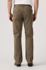 Pantalón chino de corte relajado en color marrón, con cierre de botón y cremallera, bolsillos laterales y traseros.