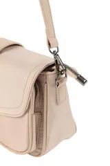 Bandolera urbana de diseño compacto, color negro, con solapa frontal decorada con una hebilla central, bolsillos frontales y correa ajustable para llevar al hombro o cruzada.