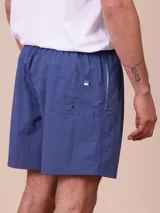 Short de baño azul marino con cintura elástica ajustable con cordón y logo bordado en la pierna.