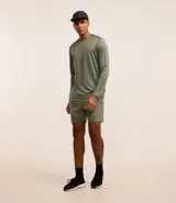 Remera deportiva de manga larga con cuello redondo, confeccionada en tejido técnico Dry Fit. Presenta un diseño liso en color negro con detalles reflectantes en los hombros.