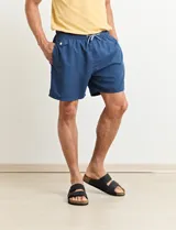 Short de baño celeste.