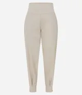 Pantalón negro de lino, corte carrot, con cintura ancha y pliegues en el bajo.