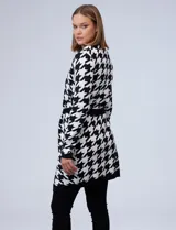 Cardigan largo con estampado de pata de gallo en blanco y negro, con lazo de ajuste en la cintura.