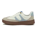 Championes urbanos de mujer, color blanco con detalles en celeste y marrón.