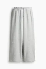 Pantalón jogger amplio en felpa gris melange, con cintura elástica y cordón ajustable, de corte holgado y piernas rectas.