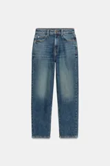 Jeans de tiro alto con corte mom fit, diseño de cinco bolsillos y cierre frontal con cremallera y botón.