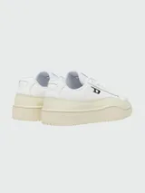 Zapatillas deportivas Diesel modelo S-Tracker-D, de diseño urbano en color blanco con detalles en tono crema en la suela y logo lateral en negro.