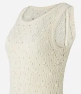 Vestido midi color crema, tejido en punto texturizado, sin mangas y con cuello redondo.