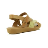 Sandalias de cuero en tonos marrones y coral, con diseño de múltiples tiras en el empeine y tira ajustable en el talón.