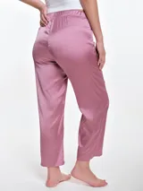 Pantalón de pijama de satén con caída fluida, corte recto y cintura elástica. Presenta un acabado suave y sedoso al tacto.