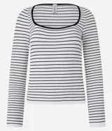 Blusa de mangas largas con escote cuadrado y puños acampanados, con textura acanalada y patrón de rayas horizontales.