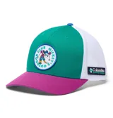 Gorra Columbia x Disney tipo trucker, con panel frontal de color verde, visera fucsia, paneles traseros de malla blanca y parche redondo con gráfico de Mickey Mouse practicando esquí. Incluye etiqueta lateral con el logo de Columbia y Disney.