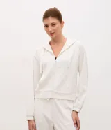 Campera deportiva de modal color blanco, de corte regular con capucha, cierre frontal por cremallera, cordón ajustable, bolsillos laterales y mangas largas con puños elásticos.