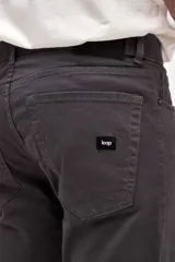 Pantalón de gabardina color marrón, con diseño de cinco bolsillos y corte recto de silueta clásica.