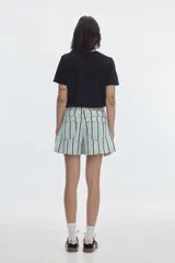 Short de denim de tiro alto y fit relajado con estampado de rayas verticales en color negro y rosado.