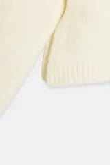 Jersey de punto liso con cuello subido, manga larga y detalle de costura vertical marcada en el frente. Presenta terminaciones en rib en puños, cuello y ruedo.