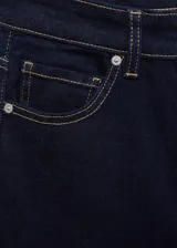 Jeans Sienna de tiro medio y corte flare con diseño crop, de tejido de algodón elástico en color azul oscuro, con cinco bolsillos, trabillas para cinturón, cierre de cremallera y botón, y bajo deshilachado.