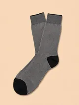 Medias de algodón con diseño de rayas finas horizontales en color gris y negro, con puntera y talón reforzados en color negro sólido.