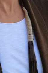 Collar largo de estilo artesanal compuesto por múltiples hilos finos de color marrón chocolate, con detalles de hilo en tono natural en la parte superior y cierre ajustable.