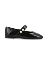 Ballerina tipo Mary Jane de cuero charol negro con punta cuadrada. Presenta una tira sobre el empeine con cierre de velcro decorada con dos botones de perla con borde metálico dorado.