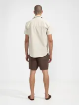 Short de hombre confeccionado en lino premium, con cintura elástica y cordón de ajuste. Presenta un diseño de corte relajado con bolsillos laterales y traseros.