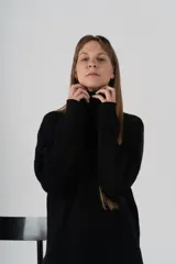 Sweater gris de tejido de punto, con cuello alto y mangas largas.