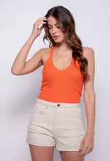 Top blanco de tejido de punto acanalado, sin mangas y con escote en V.