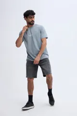 Remera de manga corta negra con textura marcada y estampa al frente con el texto "The Brooksfield Taste & Style".