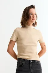 Remera de manga corta con cuello media polera, confeccionada en tejido acanalado al cuerpo.