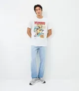 Pantalón de jean para hombre, corte recto, en color azul claro con acabado liso. Confeccionado en algodón, presenta un diseño atemporal y versátil.