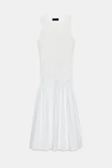 Vestido midi de color blanco con cuello redondo y manga sisa, confeccionado con un diseño combinado que presenta un cuerpo de tejido liso y una falda vaporosa con cintura elástica fruncida y cordón ajustable.