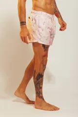Short de baño rosado con estampado tropical de palmeras y vehículos, con cintura elástica con cordón ajustable.