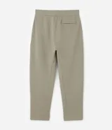 Pantalón deportivo de corte recto con ajuste levemente afunilado, confeccionado en tejido técnico con cintura elástica ancha. Presenta bolsillos laterales y bolsillo trasero embutido con acabado limpio.