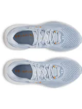 Championes de running Under Armour Infinite Pro 2, color celeste claro con detalles en naranja. Presentan una parte superior de malla técnica transpirable, entresuela con amortiguación UA HOVR+ para retorno de energía y suela de goma duradera.