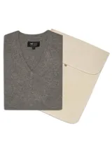 Sweater de punto con cuello en V y manga larga, confeccionado en una mezcla de lana extra fina y cashmere. Presenta un diseño clásico de calce regular con acabado texturizado.