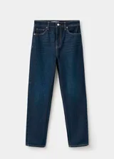 Jeans mom fit de tiro alto y diseño crop, color azul oscuro, con cinco bolsillos, trabillas y cierre frontal de cremallera y botón.