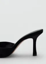 Sandalias de tacón de aguja, color negro, confeccionadas en tejido de terciopelo con diseño destalonado, puntera abierta y tira frontal.