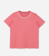 Blusa rosada de manga corta con cuello redondo decorado con una aplicación de perlas artificiales y strass a modo de collar.