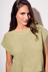 Chaleco sin mangas de tejido de punto color rosado pálido, con textura calada y acabado lurex, corte al cuerpo y cuello redondo.