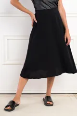 Falda midi negra de viscosa con cintura elastizada y abertura lateral.