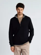 Campera de punto tipo sweater con cierre frontal completo, cuello alto y detalles en color gris en el interior del cuello y el ruedo.