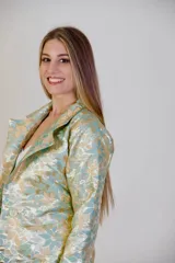 Blazer de brocatto estampado con flores en tonos dorado y celeste, con corte clásico y entallado.