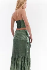 Top strapless de color rosa metalizado con diseño drapeado y detalle frontal con forma de pañuelo.