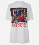 Remera blanca de algodón con cuello redondo y mangas cortas. Presenta un estampado fotográfico frontal de la banda Katseye con el nombre del grupo impreso en letras rojas en la parte inferior.